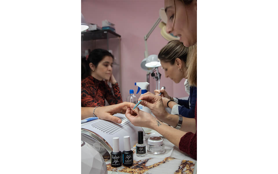 Μαθήματα Νυχιών Μανικιουρ Πεντικιουρ Ονυχοπλαστικης - ΙΕΚ INTERGRAPHICS